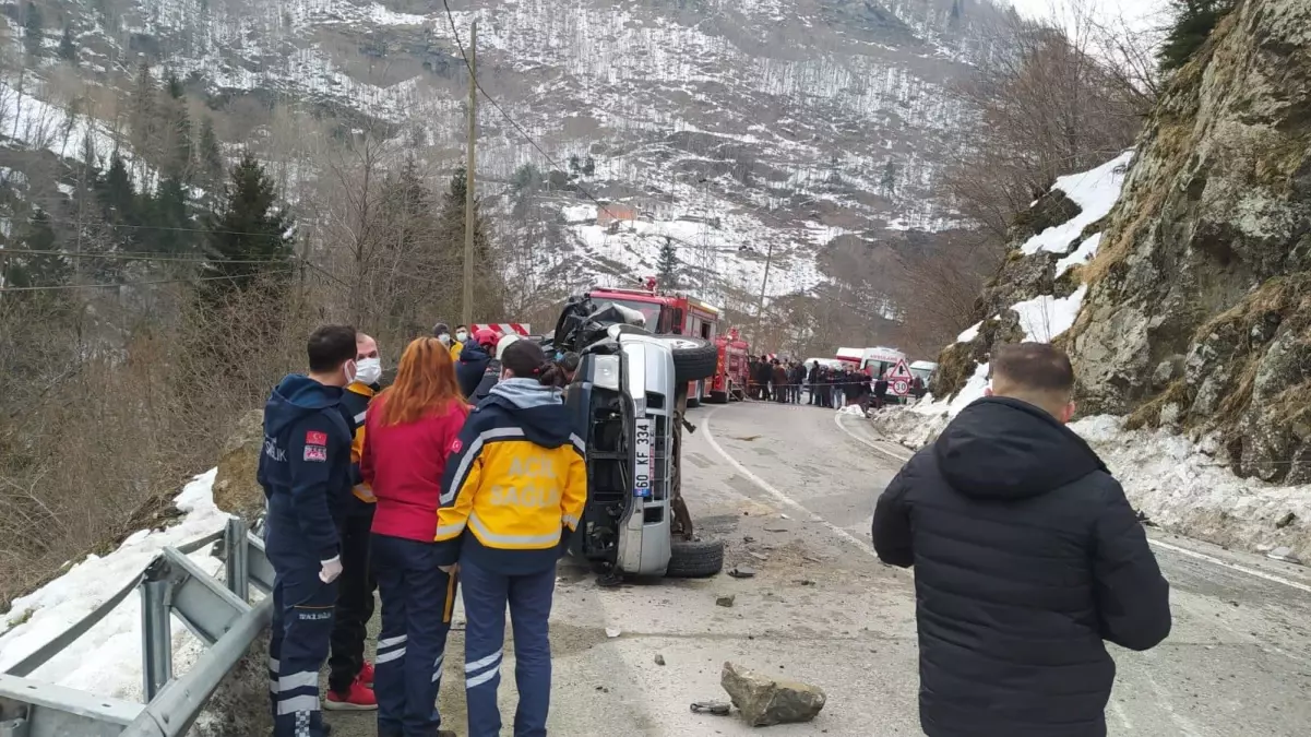 Son dakika haberleri: Trabzon\'da kamyonetin üzerine kaya düşmesi sonucu 4 kişi öldü (2)