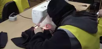 Son dakika: Ukrayna'da zihinsel engelli kadınlar askerler için kar maskesi ve bayrak üretiyor