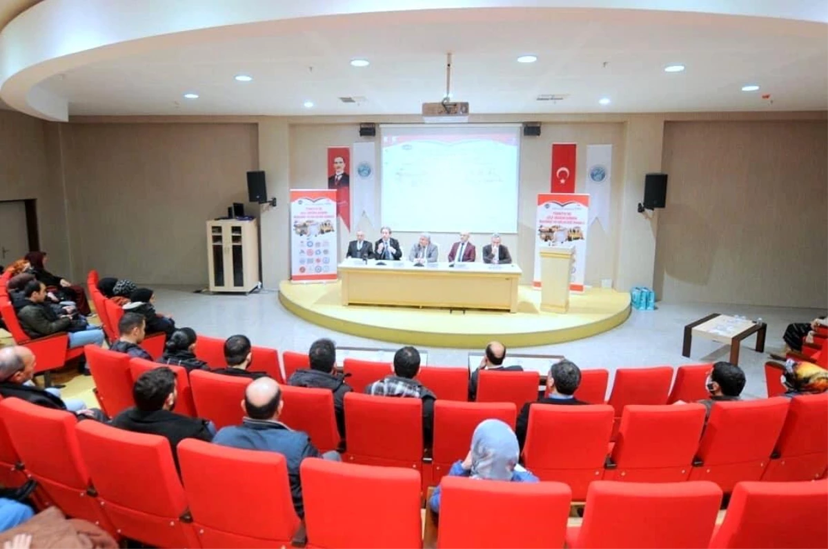 Üniversitede "Türkiye\'de Aile Değerlerinin Bugünü ve Geleceği Paneli" gerçekleştirildi