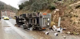Virajı alamayan kamyonet şarampole yuvarlandı: 2 yaralı