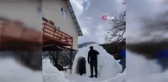 Yaptıkları iglo evde gaz lambası eşliğinde çay demlediler