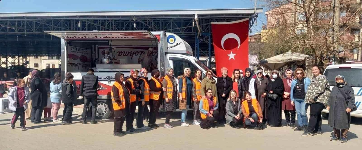 AK Parti Edremit Mahalle Teşkilatı\'nın lokma ikramına ilgi yoğun oldu