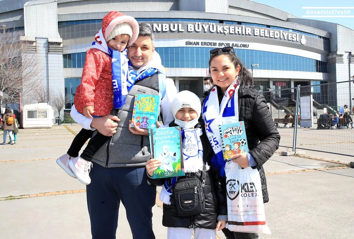 Anadolu Efes, "Bir kitap da sen getir" projesinde binlerce kitap topladı