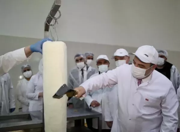 Bakan Varank, Kahramanmaraş'ta dondurma fabrikasını ziyaret etti