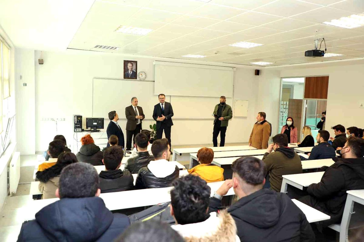 Talas Belediye Başkanı Yalçın, üniversitelilerle buluştu
