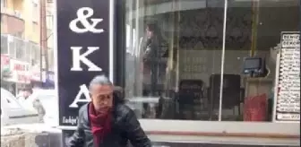 Cadde ortasında birbirlerini bıçaklayan amca taburcu, yeğenin tedavisi sürüyor