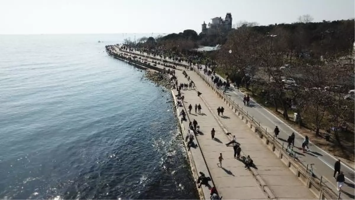 CADDEBOSTAN SAHİLİ\'NDE YOĞUNLUK HAVADAN GÖRÜNTÜLENDİ