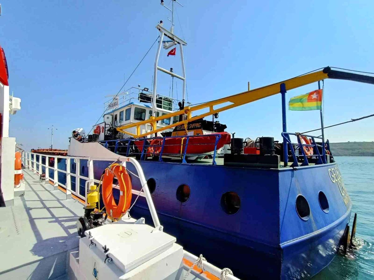 Çanakkale Boğazı'nda karaya oturan gemi kurtarıldı