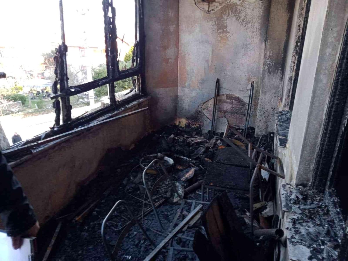 Çınarcık\'ta apartman dairesi küle döndü