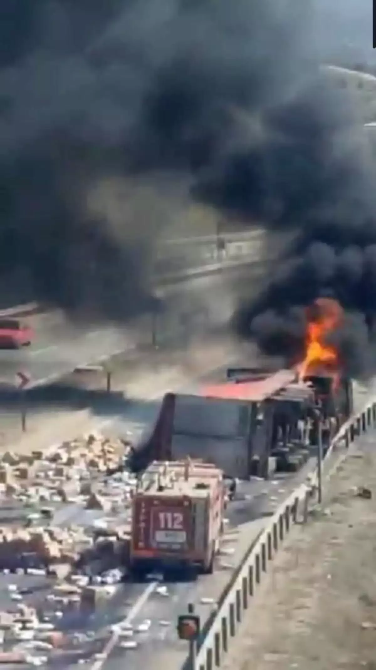 Devrilen TIR alev aldı; dorsedeki deterjan ve bebek bezleri yola saçıldı