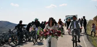 GELİN İLE DAMAT, BİSİKLET KONVOYUYLA NİKAH SALONUNA PEDAL ÇEVİRDİ