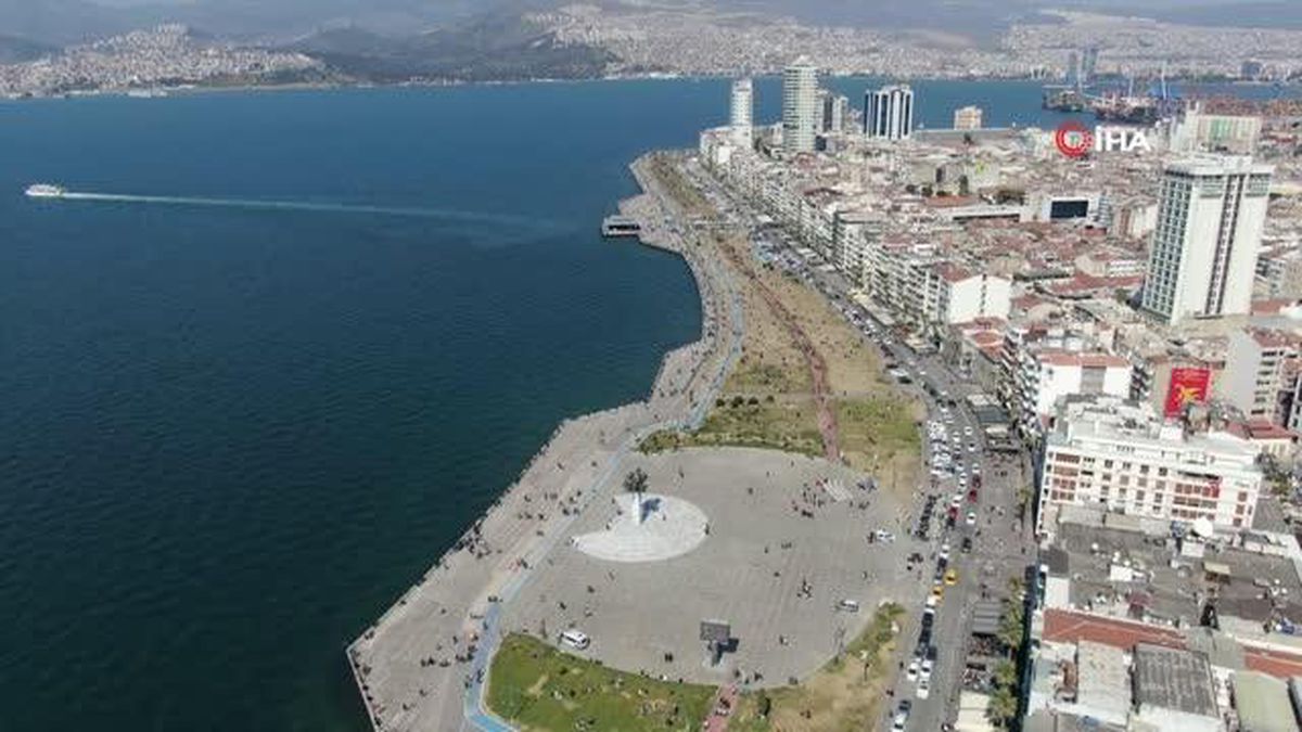 Güzel havayı fırsat bilen İzmirli vatandaşlar Kordonboyu'na akın etti