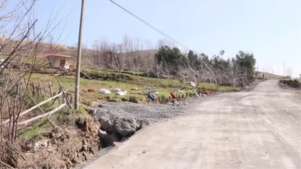 Heyelan sonucu bağ evi yıkıldı, yolda çökmeler oluştu