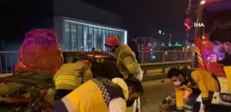 İki araç kafa kafaya çarpıştı, yol savaş alanına döndü