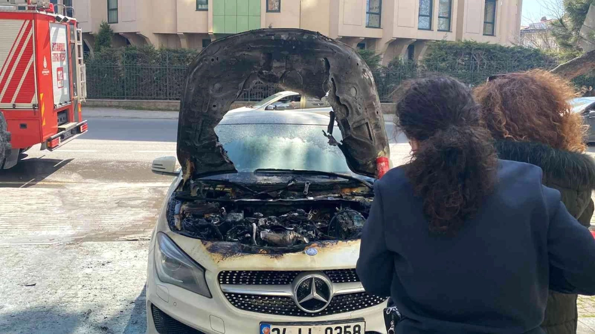 Kadıköy\'de seyir halindeki lüks araç alev alev yandı