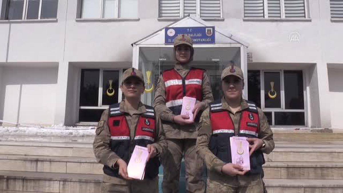 Kadın komutanlar karlı yolları aşarak köylerde KADES'i tanıtıyor