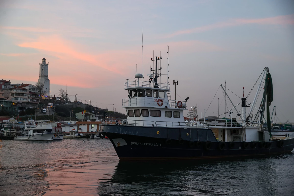 Karadeniz\'de balıkçılar gün batımında av yasağının başlamasıyla limana döndü