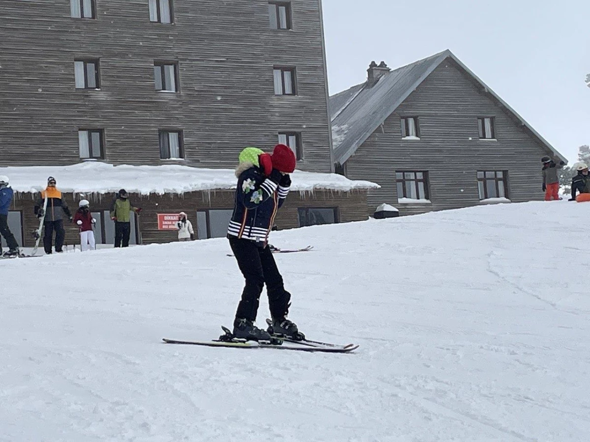 Kartalkaya\'ya gelenler tatillerinin keyfini kayak ve snowboard yaparak çıkarıyor