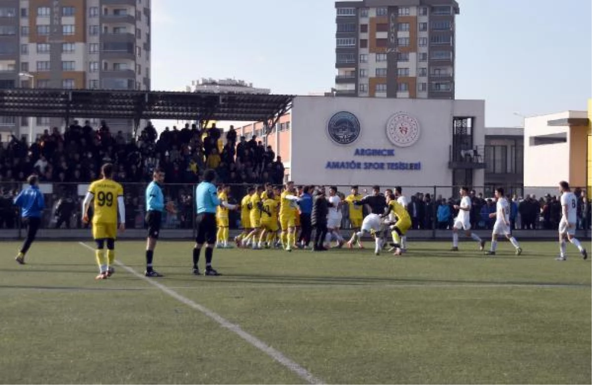 Kayseri\'de Süper Amatör Küme Play-off maçından sonra saha karıştı