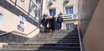 Kendilerini polis olarak tanıtıp 1.5 milyon değerindeki ziynet eşyaları aldılar