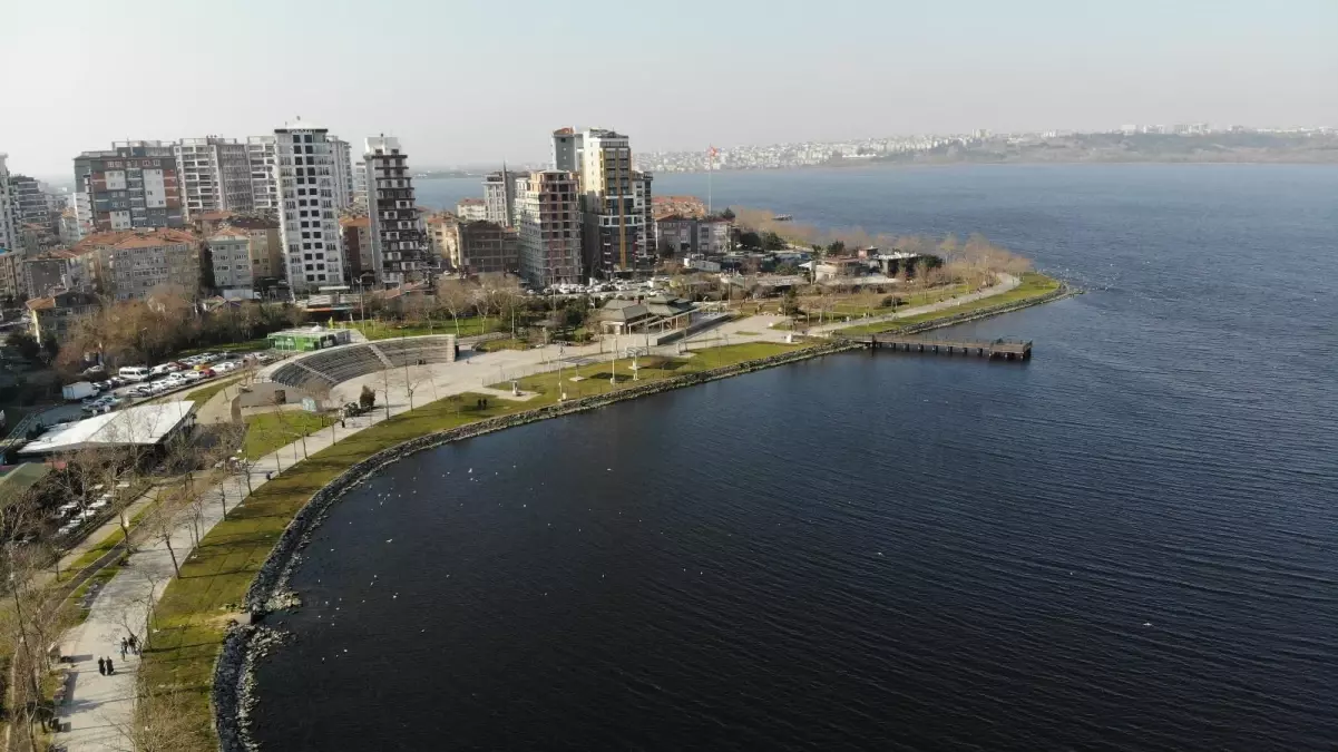 Küçükçekmece Gölü\'nde sular çekildi