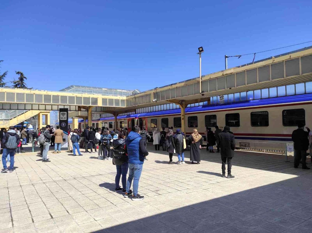 Kütahya'da otobüs fiyatlarını pahalı bulan vatandaşlar trene yöneldi