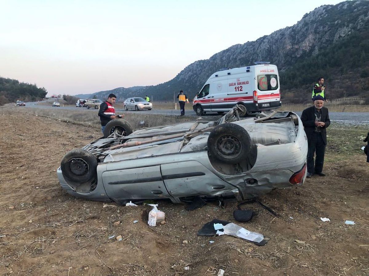 Manisa\'da devrilen otomobildeki 5 kişi yaralandı