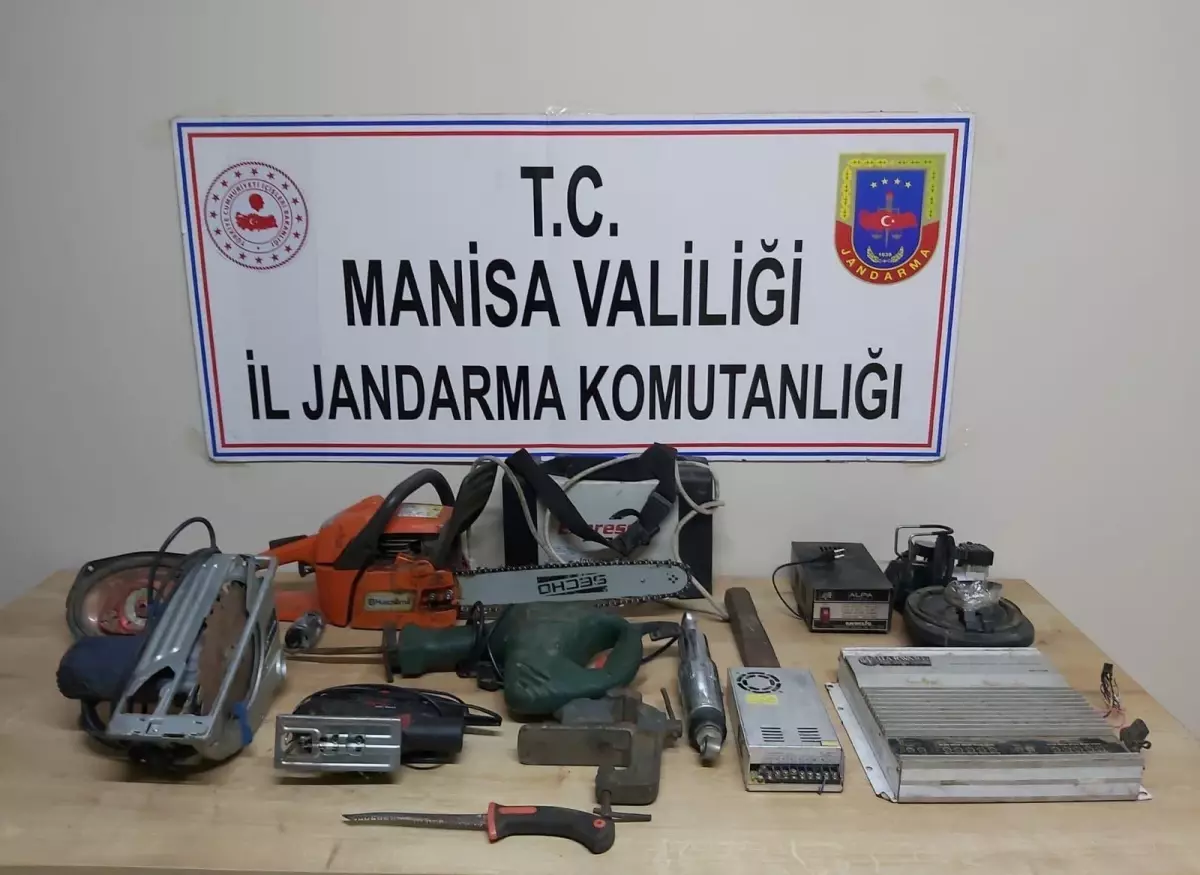 Manisa'da ikametten hırsızlık yapan 2 zanlı tutuklandı