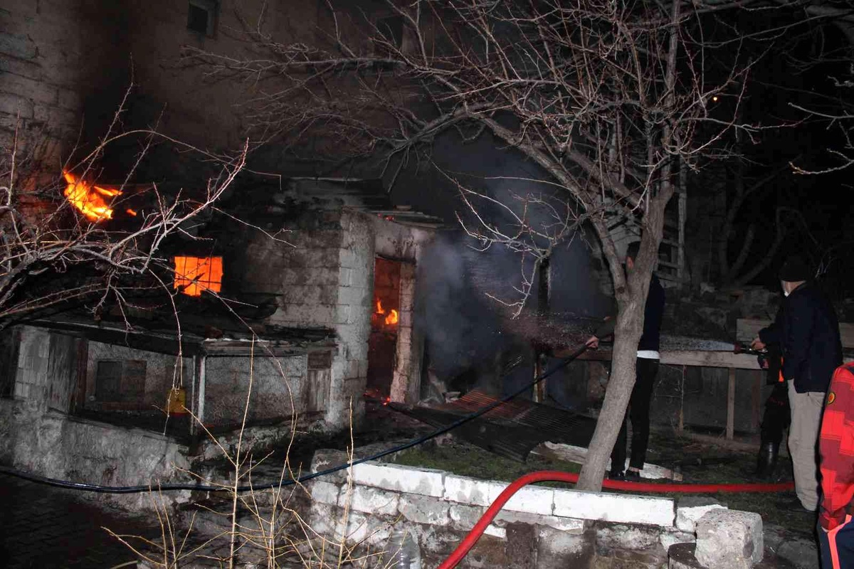 Son dakika haberi... Odunlukta çıkan yangın büyümeden söndürüldü