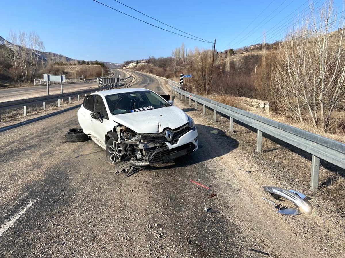 Otomobil çöp bidonuna çarptı: 3 yaralı