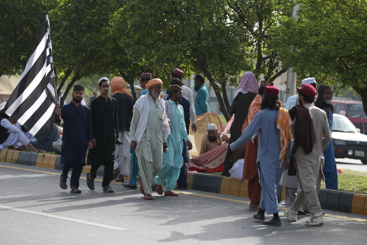 Son dakika haberleri! Pakistan\'da muhalefet partilerinin üyeleri, hükümet karşıtı protesto için İslamabad\'a geldi
