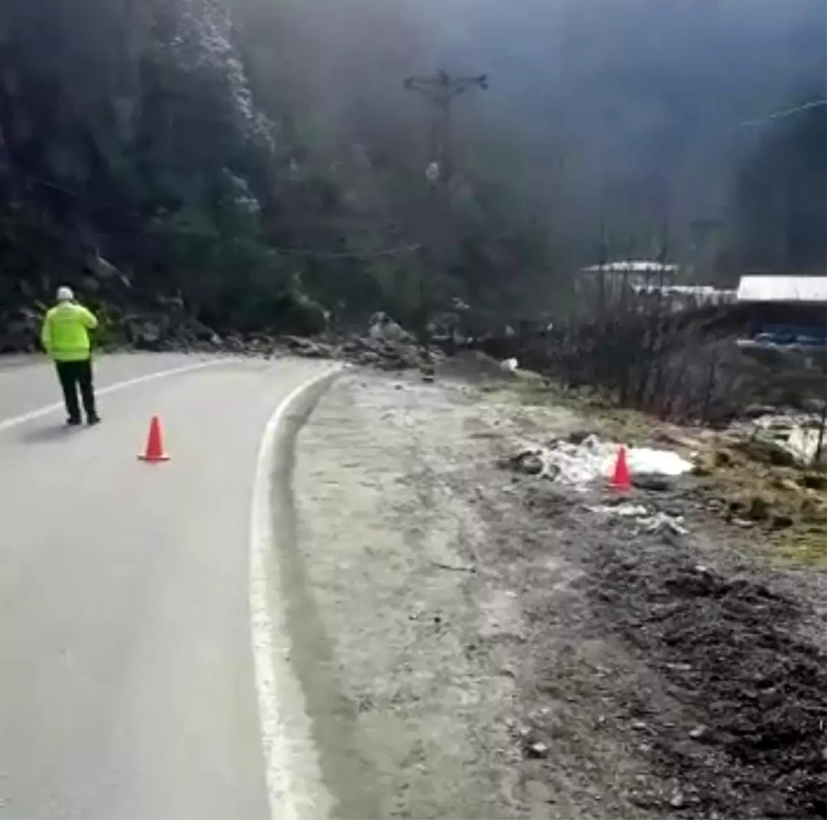 Rize'de heyelan Ayder Yaylası'nın yolunu ulaşıma kapattı