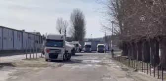 Rusya'nın füzelerle vurduğu yakıt deposu boşaltılıyor