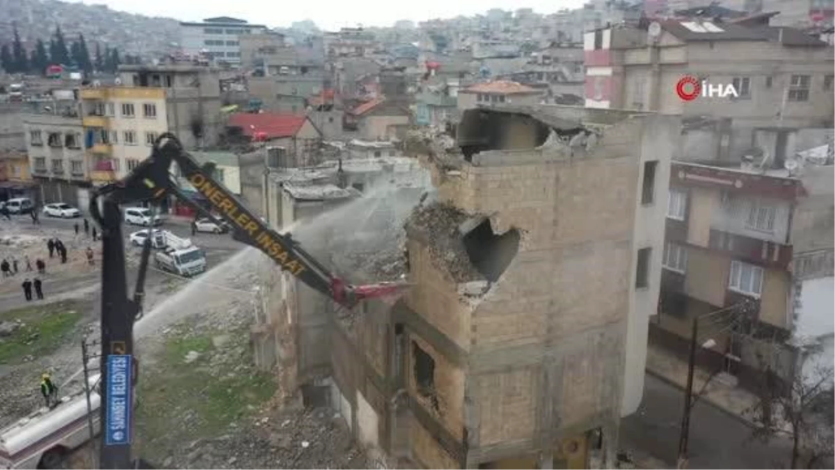 Şahinbey Belediye Başkanı Mehmet Tahmazoğlu, üniversite öğrencileriyle birlikte yıkım çalışmalarını inceledi