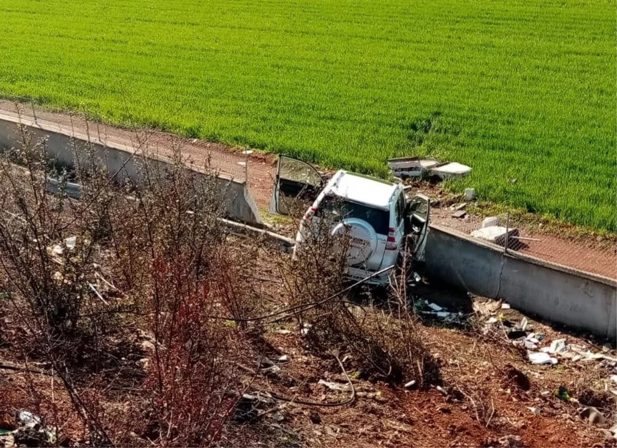 Şanlıurfa\'da bariyerlere çarpan otomobildeki 4 İranlı yaralandı