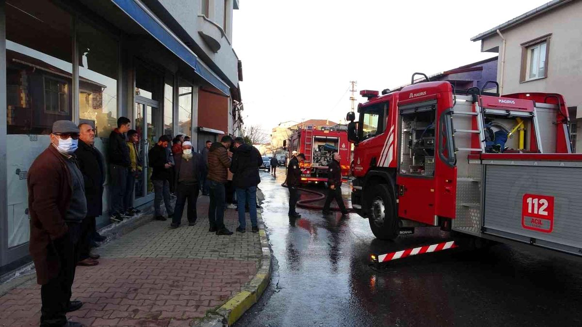 Sultanbeyli'de iki katlı evin çatısında çıkan yangın söndürüldü