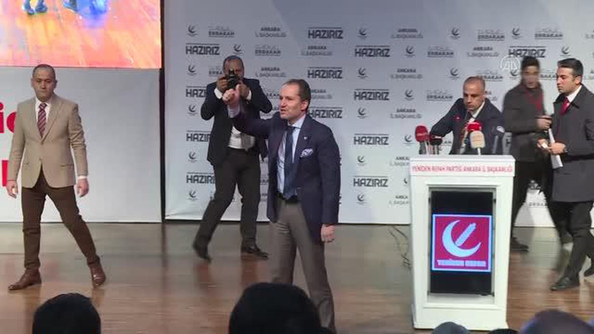 Yeniden Refah Partisi Genel Başkanı Erbakan partisinin il kongresinde konuştu