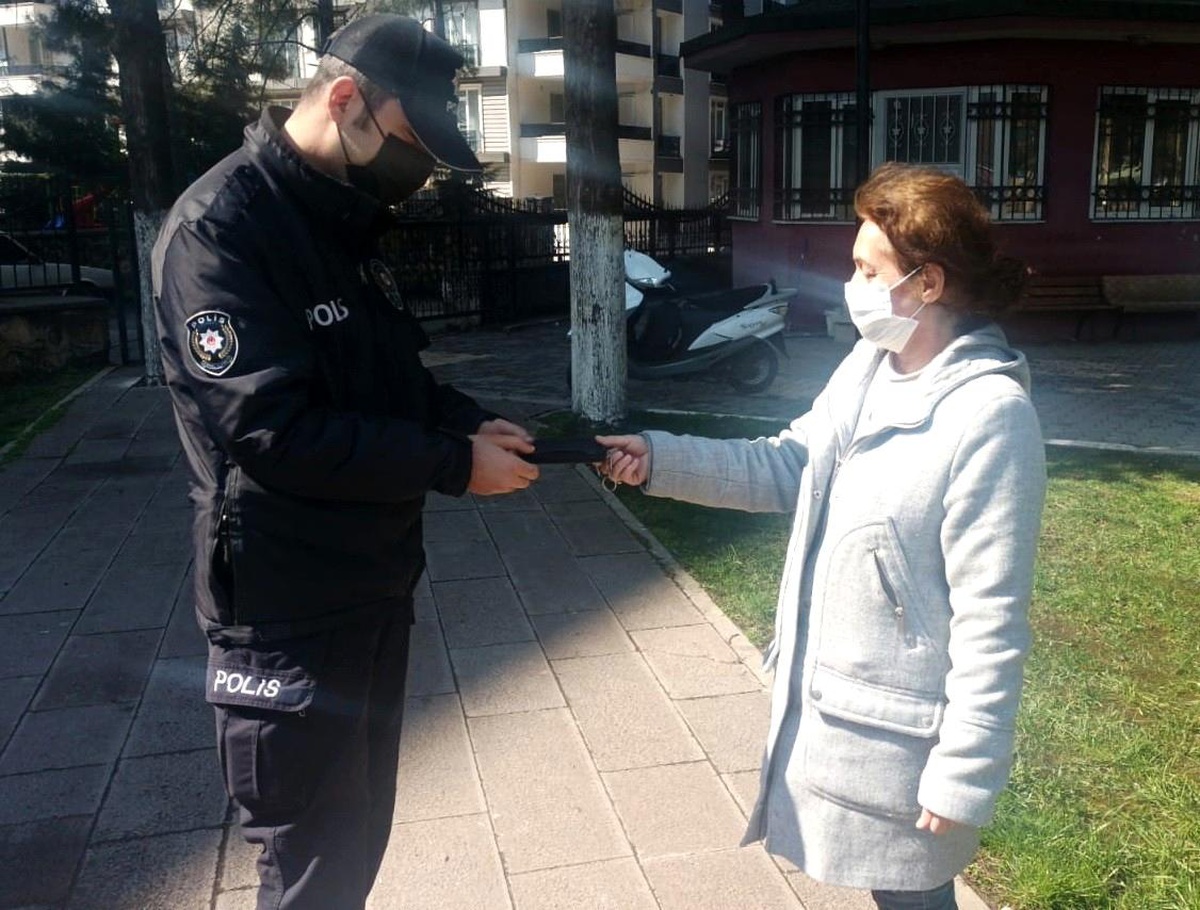 Yürüyüş yaparken bulduğu cüzdanı polise teslim etti
