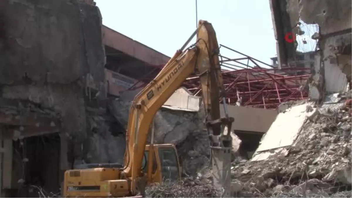 130 esnafın tahliye edildiği işhanının yıkımına başlandı