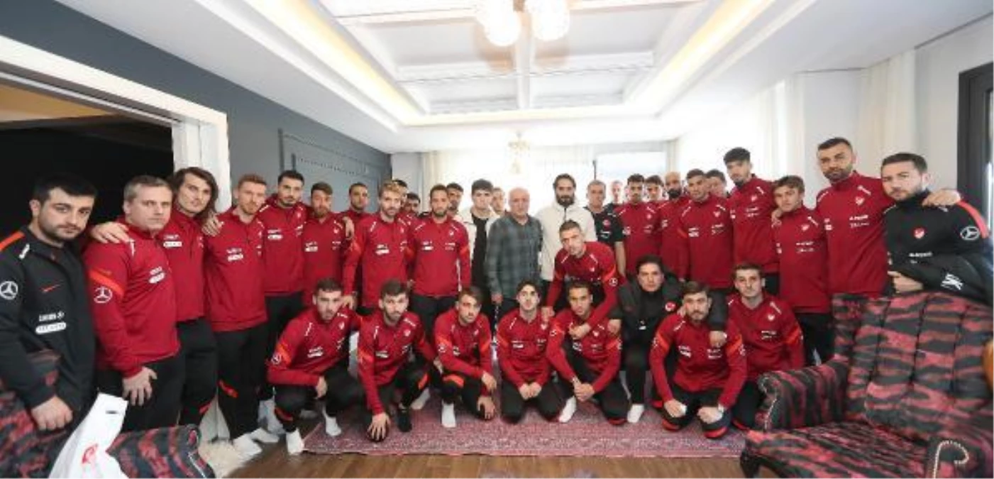 A Milli Futbol Takımı\'ndan Ahmet Çalık\'ın ailesine ziyaret