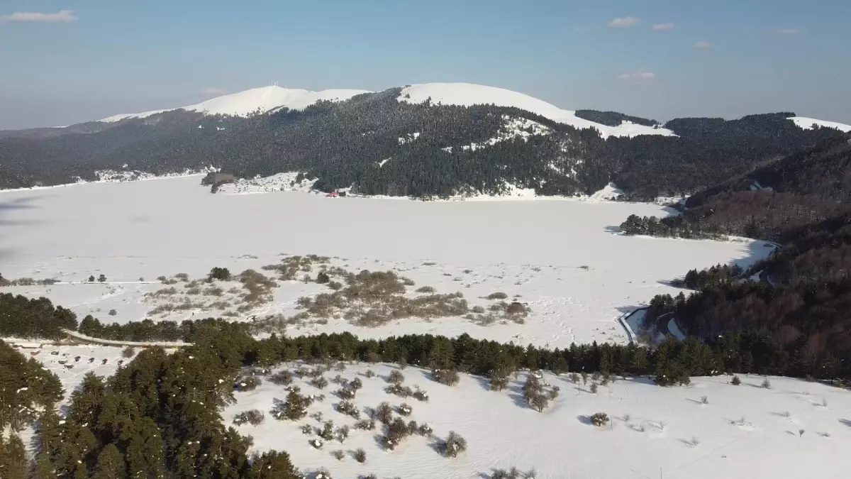 Abant ve çevresindeki yaylaları ziyaret edenler hafta sonu karın tadını çıkardı