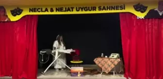 Alt katı tiyatro salonu, üst katı kafe