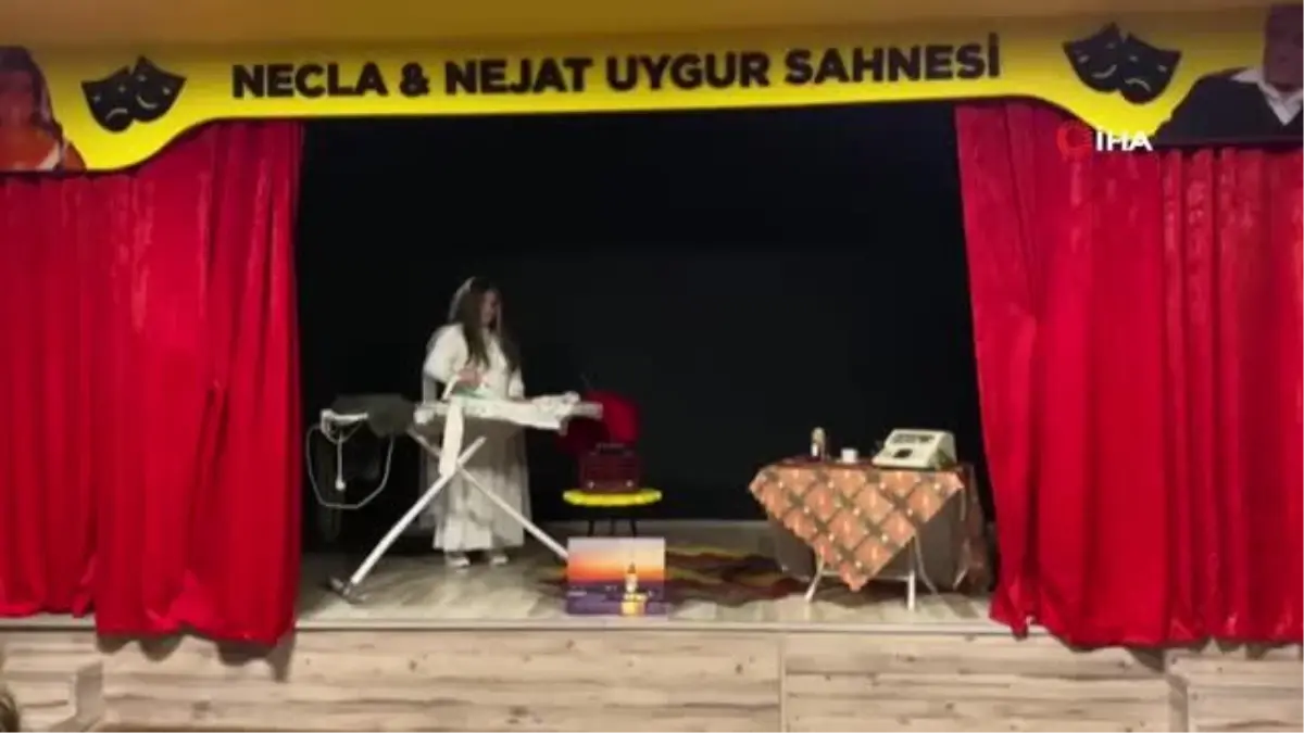 Alt katı tiyatro salonu, üst katı kafe