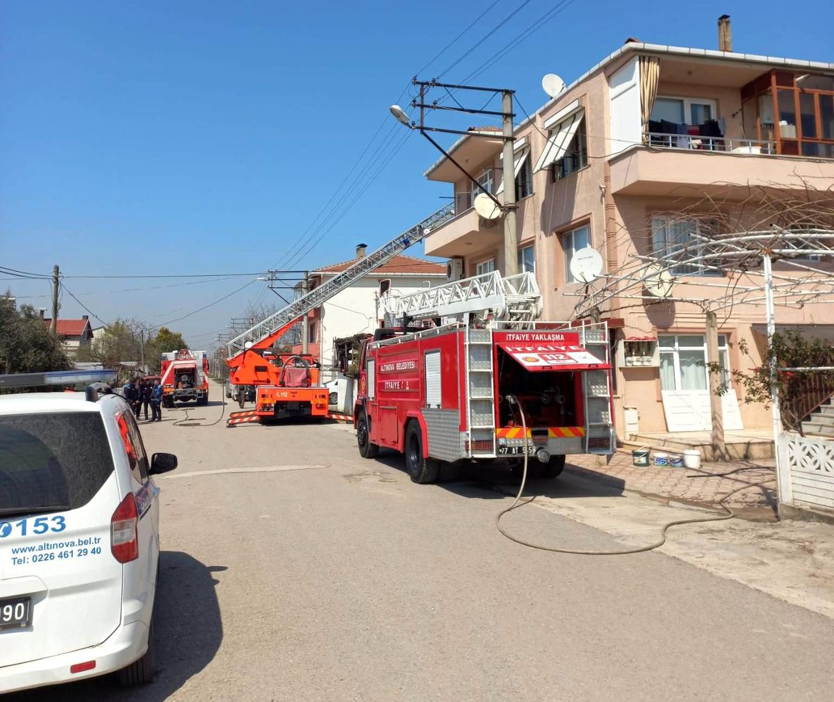 Altınova\'da çatı yangını kısa sürede söndürüldü