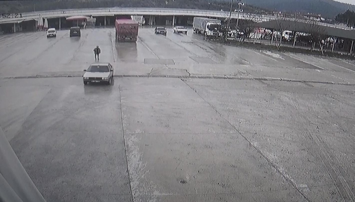 Amasya\'da el freni çekilmeden bırakılan otomobil dükkana girdi