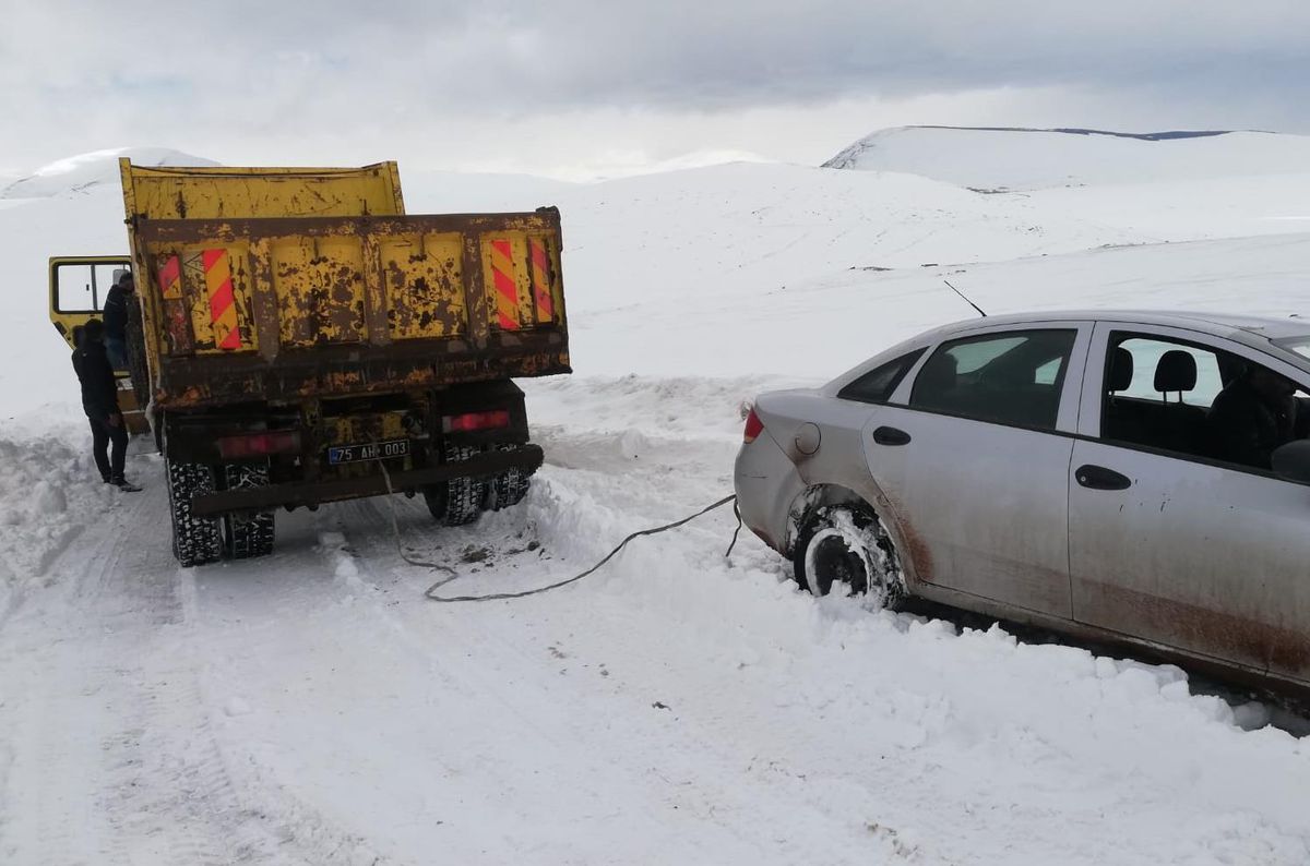 Ardahan\'da kar ve tipi nedeniyle kapanan 53 köy yolu ulaşıma açıldı