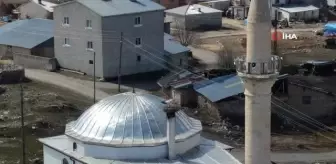 Asırlık misafirler yine geldi, bir aile caminin diğeri kilisenin çatısına kondu