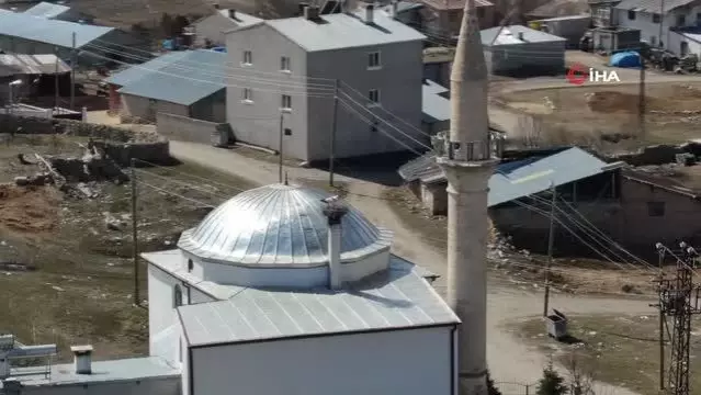 Asırlık misafirler yine geldi, bir aile caminin diğeri kilisenin çatısına kondu