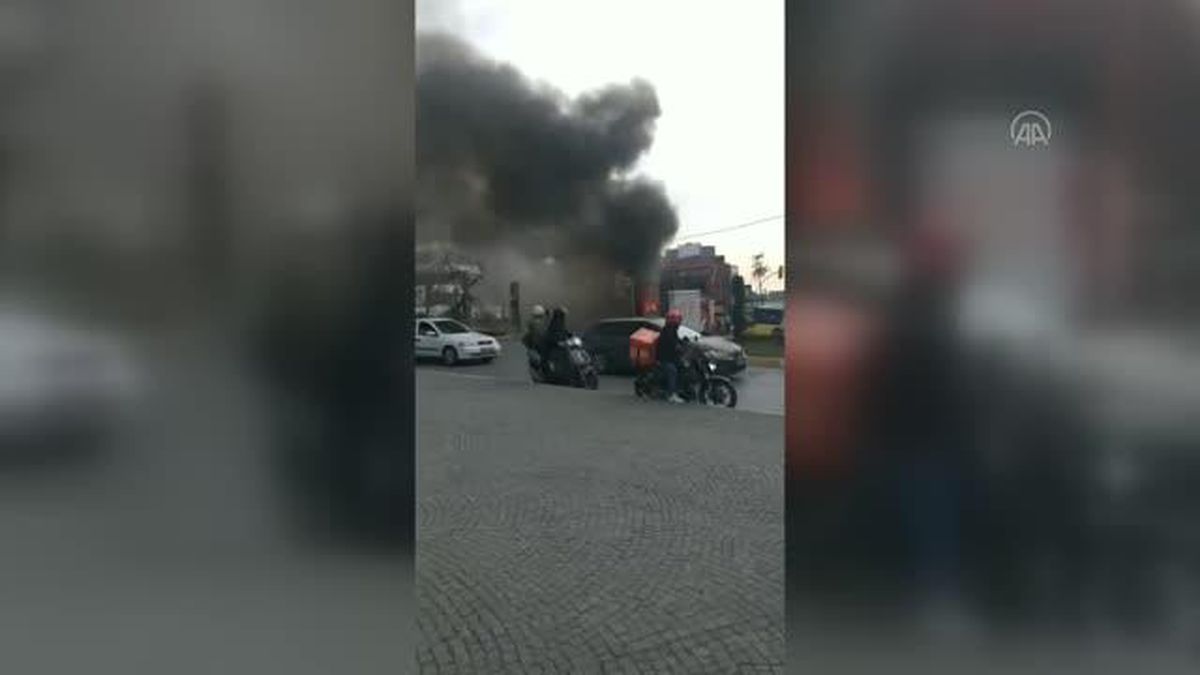 Bağcılar'da seyir halindeki İETT otobüsü yandı