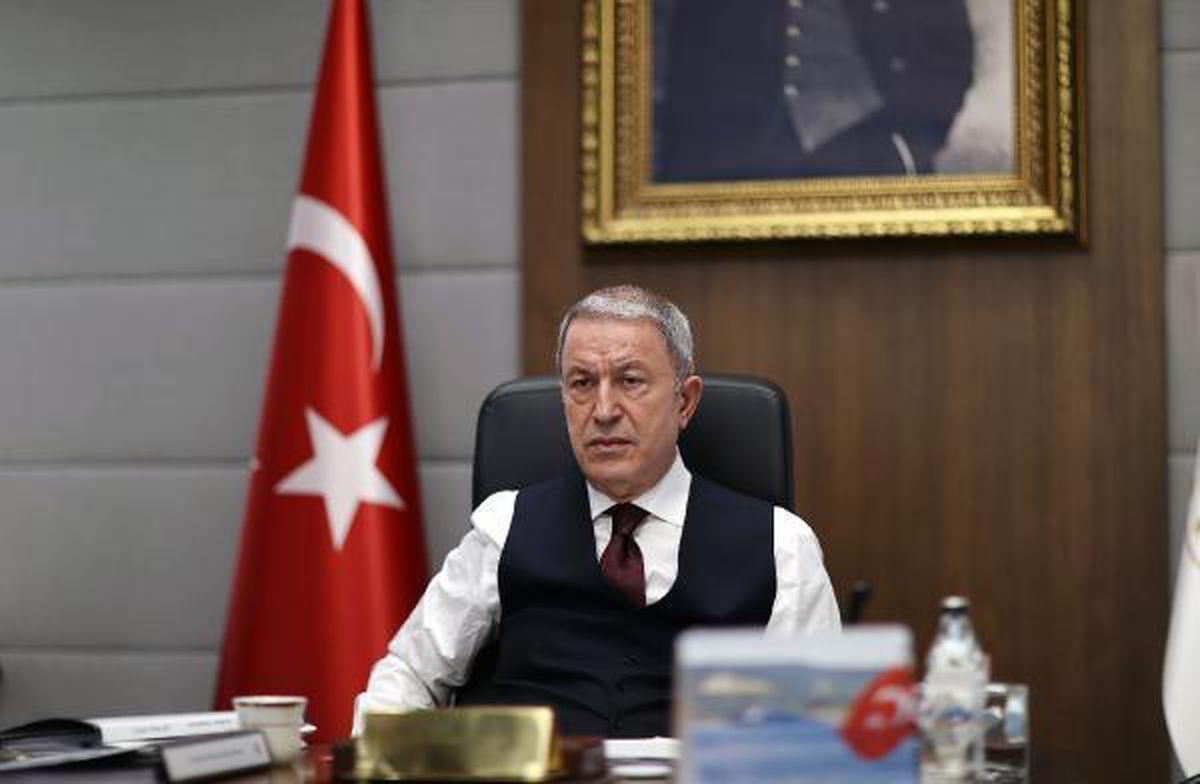 Bakan Akar'dan komutanlarla toplantı